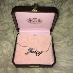 Juicy Couture Themed Room, 2000s Accessories Jewelry, Y2k Juicy Couture Aesthetic, Mcbling Necklace, Juicy Catore, Mcbling Jewelry, 2000 Jewelry, Juicy Couture Aesthetic, Jewelry 2000s