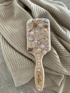 Mermaid Hair Brush, Cute Beach Activities, Young Enterprise Ideas, Diy Beach Gifts, Aesthetic Crafts Ideas, Fun Girly Crafts, Seashells Crafts Ideas, Cute Girly Crafts, Preppy Crafts Diy