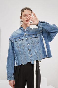 Outer Blazer, How To Wear Shirt, Denim Repair, Outwear Fashion, Jeans Street Style, Summer Coats, Denim Ideas, Denim Wear