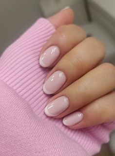 Minimalist Nails Oval Short, Simple Elegant French Nails, Simple Spring Manicure, Short Oval Nails French, Minimalist Nails Spring 2024, Spring Time Nails Short, Clean Spring Nails, Short Colorful French Nails, Spring 2024 Nails Short