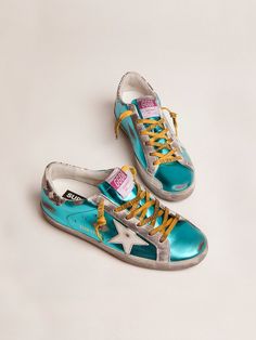 Super-Star is the classic that we love updating from season to season. This model elevates its design thanks to the laminated leather upper combined with a snake-print heel tab and logoed laces. Sneakers With Stars, Dirty Shoes, Snake Heels, Basket Vintage, Exclusive Sneakers, Golden Goose Sneakers, Golden Goose Shoes, Luxury Sneakers, Shoe Inspiration