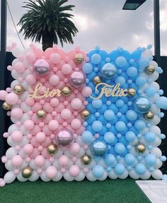 the balloon wall is decorated with pink, blue and white balloons that say leor