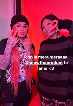 two young women posing for the camera in front of a red background with text that reads con la mera meracaaa