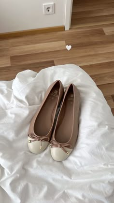 Aesthetic Flats, Beige Ballet Flats, Skull Heels, Flat Ballet Shoes, Shoe Aesthetic, Filipino Fashion, Special Shoes, Feminine Shoes, Beige Flats