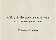 a quote written in spanish on a piece of paper