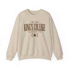 Varsity jumper King's College New York Hamilton Musical 1776 Each item is printed to order, meaning you're shopping more sustainably🌍 FREE UK DELIVERY🇬🇧 If you're shopping from anywhere else in the world and the postage price looks scary, please message me and I'll find a print provider closer to you to reduce costs - 50% cotton and 50% polyester - Tear-away label - Made using 100% ethically grown cotton - OEKO-TEX-certified dyes with low environmental impact 💖If you have any queries please College Sweater With Letter Print And Long Sleeves, Collegiate Logo Print Sweatshirt For Fall, Logo Print Sweatshirt For Campus In Fall, Cotton Letter Print Sweater For Campus, Long Sleeve Logo Print Sweatshirt For Campus, Long Sleeve Sweatshirt With Logo Print For Campus, Graphic Print Long Sleeve College Sweater, Oversized Graphic Print Sweater For College, College Logo Print Sweatshirt For Fall