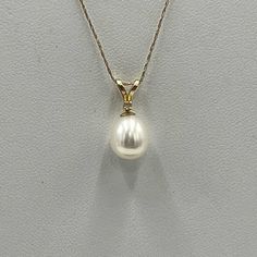 This Is A Wonderful Vintage 14kt Yellow Gold White Pearl And Diamond Necklace Stamped 14kt Fic The White Pearl Measures Approximately 7.2 Mm X 8.8 Mm And Has A Beautiful Luster. The Diamond Chip Measures Approximately 1.5 Mm In Diameter. Total Weight Is 1.28 Grams This Necklace Measures Approximately 19" Classic 14k Gold Necklaces, Classic 14k White Gold Necklace, Classic 14k Gold Necklaces With Bail, Classic Yellow Gold Necklace With Bail Detail, Classic Necklaces With Round Pendant And Bail, Formal 14k Gold Necklace With Pearl Pendant, Classic Yellow Gold Necklaces, Classic Yellow Gold Necklace, Timeless White 14k Gold Jewelry