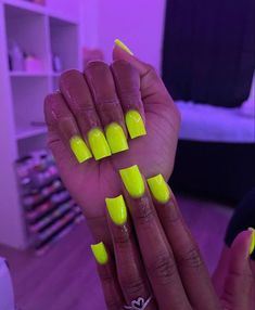 Lime Green Nails Short Square, Lime Green Nails Black Women, Short Acrylic Nails Lime Green, Neon Yellow Short Nails, Line Green Nails, Short Acrylic Nails Neon, Lime Yellow Nails, Neon Green Short Nails, Nail Colors Neon