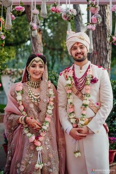 Reception Garland For Lehenga, Pastel Pink Bridal Lehenga, Pink Bride And Groom, Pastel Pink Lehenga, Pink Bridal Lehenga, Indian Wedding Garland, Lavender Outfit, Pastel Outfits, Ethnic Dresses