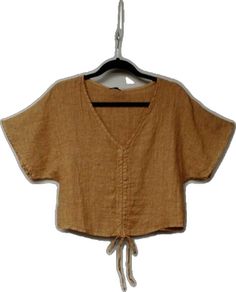 Chic Linen Crop Top For Spring, Casual Fitted Linen Crop Top, Fitted Linen Casual Crop Top, Chic Cropped Linen Tops, Chic Linen Crop Top For Vacation, Chic Ramie Tops For Spring, Fitted Cropped Linen Blouse, Cropped Linen Top For Summer, Cropped Linen Crop Top For Beach