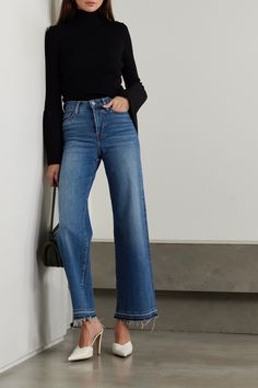 Find FRAME Le Slim Palazzo Frayed High-rise Wide-leg Jeans on Editorialist. FRAME knows that you can never have too much of a good thing - it's why its 'Le Palazzo' jeans come in such a range of cuts. This pair is on the slim side, with elongated, floor sweeping wide legs. The denim is lightly whiskered for a lived-in effect without the hours of wearing in. Palazzo Outfit Casual, Palazzo Jeans Outfit, Jeans Outfit Winter, Jeans Street Style, Nye Outfits, High Rise Wide Leg Jeans, Chic Pants, Jeans Outfit Casual