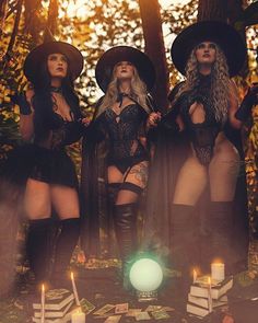 Halloween wallpaper aesthetic Halloween Styled Shoot, Photography Halloween, Witch Photos, Bouidor Photography, Halloween Photography, Beautiful Witch, Best Friend Photoshoot, Halloween Witches, Bff Photoshoot