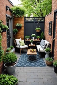 Townhouse outdoor decor inspiration! Transform your small space into a cozy retreat with these 20 perfect tiny patio ideas, from space-saving furniture to vertical gardens. Get ready to relax in style! Click to discover more tiny patio design inspiration Townhome Deck Privacy Ideas, Small City Patio, Victorian Yard Ideas, Patio Corner Ideas, Pocket Garden Small Spaces, Small Side Patio, Patio Garden Ideas Uk, Small Patio Gardens, Ideas Para Terrazas