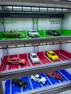 Hot Wheels Bedroom Walmart, Hot Wheels Theme Tables, Shelf Hot Wheels, Hot Wheels Parking Garage, Hot Wheels Diorama Garage, Hot Wheels Display Ideas, Led Lights For Garage, Hot Wheels Garage Diy, Hot Wheels Diorama