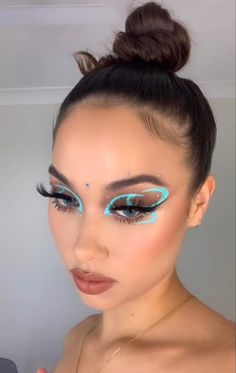 Colorful Contour Makeup, Line Eyeshadow Looks, Makeup Art Face Inspiration, Space Makeup Looks, Artistic Makeup Creative, Artistic Eye Makeup, Creative Makeup Ideas Art, Creative Face Makeup, Art Makeup Looks