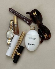 Purse Essentials, Handbag Essentials, Vogue Beauty, Chanel Makeup, Luxury Makeup, Old Money Aesthetic, Essential Bag, Rich Girl, Makeup Essentials