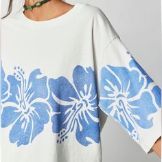 Brand New Never Worn, Still Has Tags On It I Just Waited Too Long To Return! Really Cute Oversized Fit - I Recommend Your True Size And Not Sizing Up For A Bigger Fit As It Is Already Fairly Oversized. Floral Printing, Ladies Tee Shirts, Tropical Floral, Look Cool, Boho Outfits, Hibiscus, Fashion Inspo Outfits, Womens Tees, Outfit Inspirations