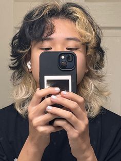 Black And Blond Hair Ideas, Partly Colored Hair, Cool Bleached Hair, Slip Dye Hair, Black And Blonde Dyed Hair, Back Dyed Hair, Half Bleach Half Black Hair, Hair Color Ideas For Short Curly Hair, Half Hair Bleach