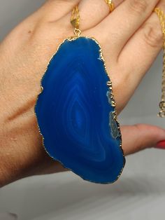 Elevate your style with our Large Agate Necklace. This exquisite piece features a stunning agate gemstone, showcasing nature's artwork in vibrant colors and patterns. Make a bold statement with this unique accessory that adds a touch of natural beauty to any outfit. 🔸45cm necklace (17 inch) 🔸60mm stone size 🔸Color may vary according to lighting 🔸925 silver necklace gold filled We offer  🔸Fast shipping  🔸Free shipping eligible orders  🔸Polishing cloth  🔸Free item with orders of 100€ 🔸Gif Raw Crystal Necklace, Silver 925 Necklace, Agate Necklace, Blue Agate, Raw Crystal, Agate Pendant, Raw Gemstones, Agate Gemstone, Accessories Unique