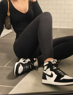 Jordan Outfits Womens, Sepatu Air Jordan, Black And White Jordans, Jordan 1 Outfit, Sneaker Trend, Jordan Outfit, Black Leggings Outfit, Chicago Fashion, Jordan Shoes Girls