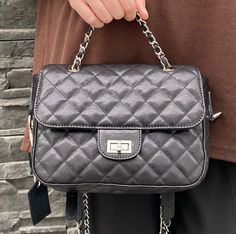 Elegant Italian Leather Vintage Handbag with Diamond Quilted Design and Chain Strap Vintage Handbag, Vintage Handbags, Leather Bags, Vintage Bags, Vintage Leather