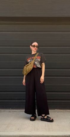 Tinder Date Outfit, Trendy Gen Z Outfits, Summer Retail Outfits, Patterned Button Down Shirt Outfit, Short Tshirt Outfits, Outfits For Shorter Women, Simple Edgy Outfits Summer, Interior Designer Outfit Style Women, Tokyo Summer Style