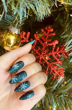 Green Snowflake Nails, Green Holiday Nails Christmas, Aesthetic Nails Christmas, Gel On Nails, White Snowflake Nails, Shipping Aesthetic, Fur Nails, Holiday Nails Christmas, Christmas Gel