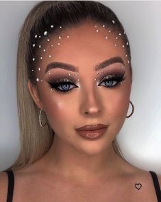 Rhinestone Hooded Eye Makeup, Silver Makeup Looks With Rhinestones, Bedazzle Makeup Looks, Make Up Strass Glitter, Bejeweled Face, Eye Looks With Rhinestones, Edc Makeup Ideas, Make Up With Gems, Diamond Makeup Looks