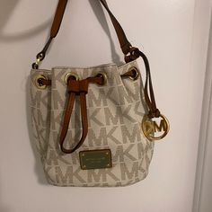 Very Cute Michael Kors Bag! Has Never Been Used, Brand New! Has A Total Of 2 Interior Pockets Along With 3 Card Slots! Michael Kors Cream Satchel Shoulder Bag, Cream Michael Kors Crossbody Shoulder Bag, Michael Kors Cream Crossbody Shoulder Bag, Michael Kors Bucket Shoulder Bag With Handles, Michael Kors Cream Bag For Daily Use, Michael Kors Beige Shoulder Bag With Handles, Michael Kors Cream Shoulder Bag, Michael Kors Beige Shoulder Bag For Errands, Beige Michael Kors Shoulder Bag For Daily Use