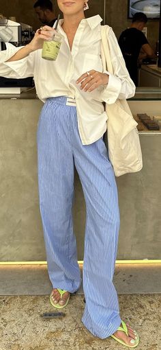 Stripped Pant Outfits Summer, White Jeans Work Outfit Summer, Blue And White Pinstripe Pants Outfit, Blue Pants Casual Outfit, Pyjama Pants Outfit Street Styles, Poplin Pants Outfit, Blue White Striped Pants Outfit, Striped Blue Pants Outfit, Blue And White Pants Outfit