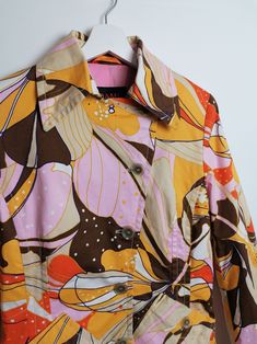 Gorgeous 90's cotton trench coat, beautiful 60's style floral print in pink, brown and yellow. Brand Damo Orange Label. Excellent vintage condition. Would fit size S-M. Size tag reads D 38/ UK 12/ F 42. Please read the measurements carefully and compare to one of your own garments to avoid any disappointment regarding the fit. Measurements of the item, laying flat: - shoulders: 40 cm; - chest (pit to pit): 50 cm; - waist: 42 cm; - length (nape to bottom): 88 cm; - sleeve (pit to cuff): 46 cm. Al 60s Print, Mod Jacket, Cotton Trench Coat, 60's Style, Floral Abstract, 60s Fashion, Jacket Women, Pink Brown, Abstract Floral