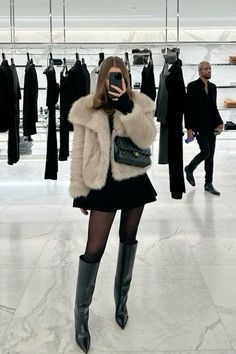 Beige Fur Coat Outfit, Selfies Aesthetic, Winter Dinner Outfit, Aesthetic Chanel, Fur Coat Outfit, Winter Mode Outfits, Pointy Boots, Adrette Outfits, New York Outfits