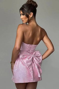 This elegant mini dress features a backless design with a bow detail, off-shoulder and strapless sleeveless style, and a flattering bodycon fit. Ideal for formal occasions or out where sophistication meets contemporary fashion. Details: Elasticity: Slight Stretch Fabric Type: Polyester Silhouette: STRAIGHT Neckline: Strapless Material: Polyester Material: SPANDEX Size (IN) Bust Waist Length S 32.68-34.25 29.92 25.98 M 34.25-35.83 31.50 26.77 L 36.61-38.19 33.86 27.56 Birthday Dress Women, Elegant Mini Dress, Butterfly Knot, Strapless Mini Dress, Pink Mini Dresses, Sleeveless Mini Dress, Birthday Dresses, White Mini Dress, Contemporary Fashion