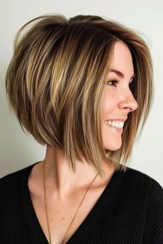 Cortes Bob, Claw Clip Ponytail, Κούρεμα Bob, Stacked Haircuts, Angled Bob Hairstyles, Clip Ponytail, Chin Length Hair, Edgy Short Hair