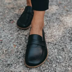 Loafer Styling, Best Barefoot Shoes, Loafer Style, Women Fashion Casual, Workwear Vintage, Comfort Shoes Women, Loafers Style, Easy Style, Walking Sneakers