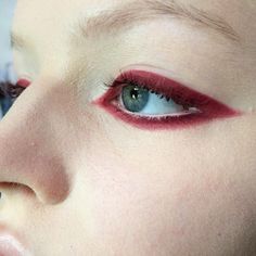 Burgundy liner. Blue Eyes Eyeliner, Makeup Outline, Eyeliner Graphic, Editorial Make-up, Red Eyeliner, Make Up Designs, Eyeliner Color, Eyes Eyeliner, Graphic Eyes