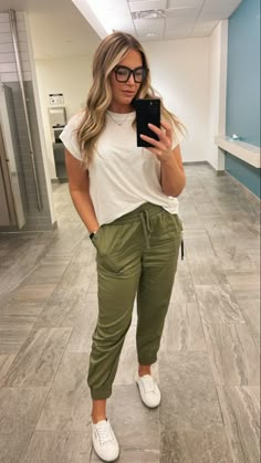 Shoes To Wear With Joggers Casual, Active Jogger Pants Outfit, Joggers Summer Outfit Women, Green Joggers Outfit Summer, Jogger Professional Outfit, Tshirt Joggers Outfit, Tshirt And Joggers Outfits, Joggers And Tshirt Outfit Women, Jogger Pants Outfit Work