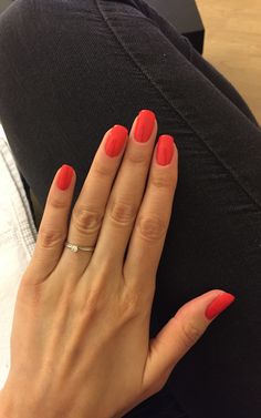 Best Nail Polish Colors For Tan Skin, Tan Hands Nail Color, Red Nails For Tan Skin, Orangy Red Nails, Red Nails On Tan Skin, Red Nails Tan Skin, Orange Red Nails Design, Summer Nails Tan Skin, Natural Red Nails