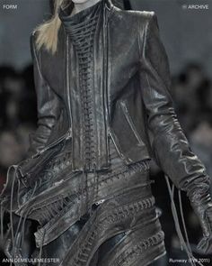 Ropa Upcycling, 2011 Fashion, Gloves Fashion, Runway Details, New Rock, Ann Demeulemeester, Mode Inspo, Fashion Killa