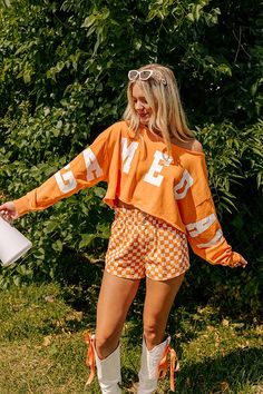 - Gear up for game day with this trendy crop sweatshirt! It's the perfect piece for cheering on your team or adding a sporty chic vibe to your casual wardrobe. Get the Game Day essentials for the team the Texas Longhorns - Unlined lightweight sweatshirt material with unfinished frayed seam accents - 'GAME DAY' lettering across the sleeves and front - A boat cut neckline - Long sleeves with ribbed cuffs - An ultra relaxed silhouette that ends in a cropped hemline - This piece is perfect for fans Cheer Shorts Outfits, Game Day Apparel, Football Game Day Outfit College, Orange Game Day Outfit, Fall Game Day Outfit College, College Gameday Outfits Football, Football Gameday Outfit, Gameday Hair, Uga Gameday Outfit