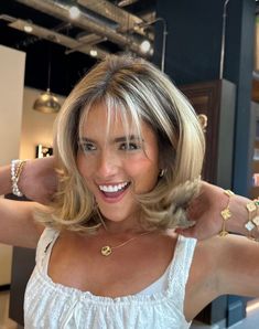 Dark Roots With Blonde Highlights Short Hair, Money Bob Haircut, Beachy Blonde Bob, Brown To Blonde Bob, Blonde Bob Layers, Hair Styles For Oval Shape Women, Convex Layers Haircut, Face Framing Layers Bob, Short Winter Hair