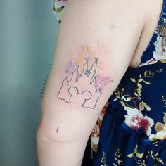 Tattoo tatuagem castelo da Disney Small Disney Castle Tattoo, Disney Watercolor Tattoo, Firework Tattoo, Disney Watercolor, Disney Cinderella Castle, Tattoo Disney, Castle Tattoo, Disney Sleeve