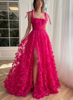 Queen Attire, Teuta Matoshi, Prom Dresses Elegant, Prom Queen, Spaghetti Strap Prom Dress, Dresses Formal Elegant, Evening Party Gowns, Pretty Prom Dresses, Ladies Gown