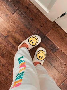 Slippers Preppy, Random Preppy Stuff, Preppy Stuff Slippers, Preppy Smiley Face Wallpaper, Preppy Slippers, Preppy Profile Picture, Preppy Pfps, Smiley Slippers Aesthetic, Preppy Smiley Face Slippers