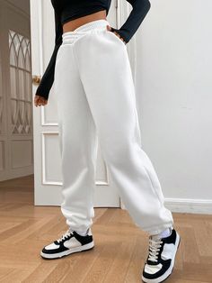 Branco  Collar  Tecido Simples Jogger Embellished Elasticidade Baixa White Joggers Outfit Women, White Joggers Outfit, Shein Joggers, White Sweatpants Outfit, Joggers Outfit Women, Outfits Sweatpants, Stylish Business Outfits, Sweatpants Outfit Ideas, Women Sweatpants