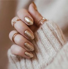 20+ Dazzling Gold Nails Perfect For The New Year - The Glossychic Nail Art Pictures, Gold Glitter Nails, Nail Colors Winter, Cute Christmas Nails, Sparkle Nails, Winter Nail Art, Winter Nail Designs, Festival Nails, New Year's Nails