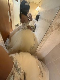 #quinceañera #afrolatina #xvaños Quince Poses Photo Shoots, Quinceanera Aesthetic, Quince Outfits, Quince Photoshoot Ideas, Quinceanera Makeup, Quince Stuff, Debut Party, Quincenera Dresses