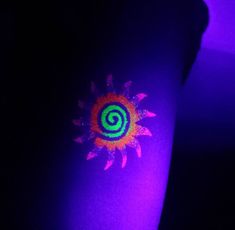 Glow In The Dark Makeup Look, Neon Makeup Ideas Black Lights, Neon Face Paint Ideas, Glow Theme Party, Glitter Face Paint, Sparkle Tattoo