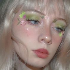 Fairy Tail Makeup Looks, Fairy Core Makeup Aesthetic, Fairy Core Makeup Green, Mushroom Inspired Makeup, Green Flower Makeup, Pink Green Makeup, Flower Fairy Aesthetic, Flower Makeup Aesthetic, Garden Fairy Makeup