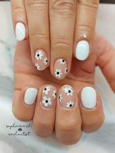 Flower Nail Art Designs: Pretty Floral Manicures for 2024 Black And White Gel Nails Designs, Easy Flower Designs For Nails, Flower Nails Black And White, Neutral Smiley Face Nails, Nail Ideas For Kids Simple, Kids Nail Designs Simple Cute, Simple Flowers On Nails, Black Spring Nail Designs, White And Black Flower Nails